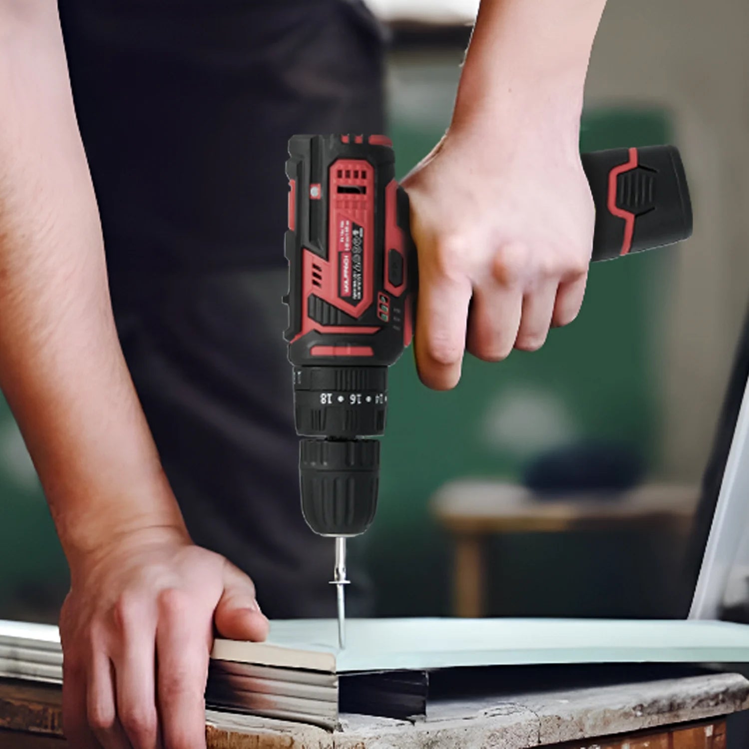 Taladro atornillador 12 V con percutor y 2 velocidades, batería 1.300 mAh, par 35 Nm