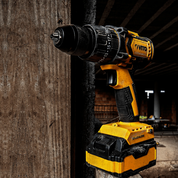 Taladro Atornillador Percutor Brushless 20V – 2 Baterías 4.0Ah + Kit 17 Piezas