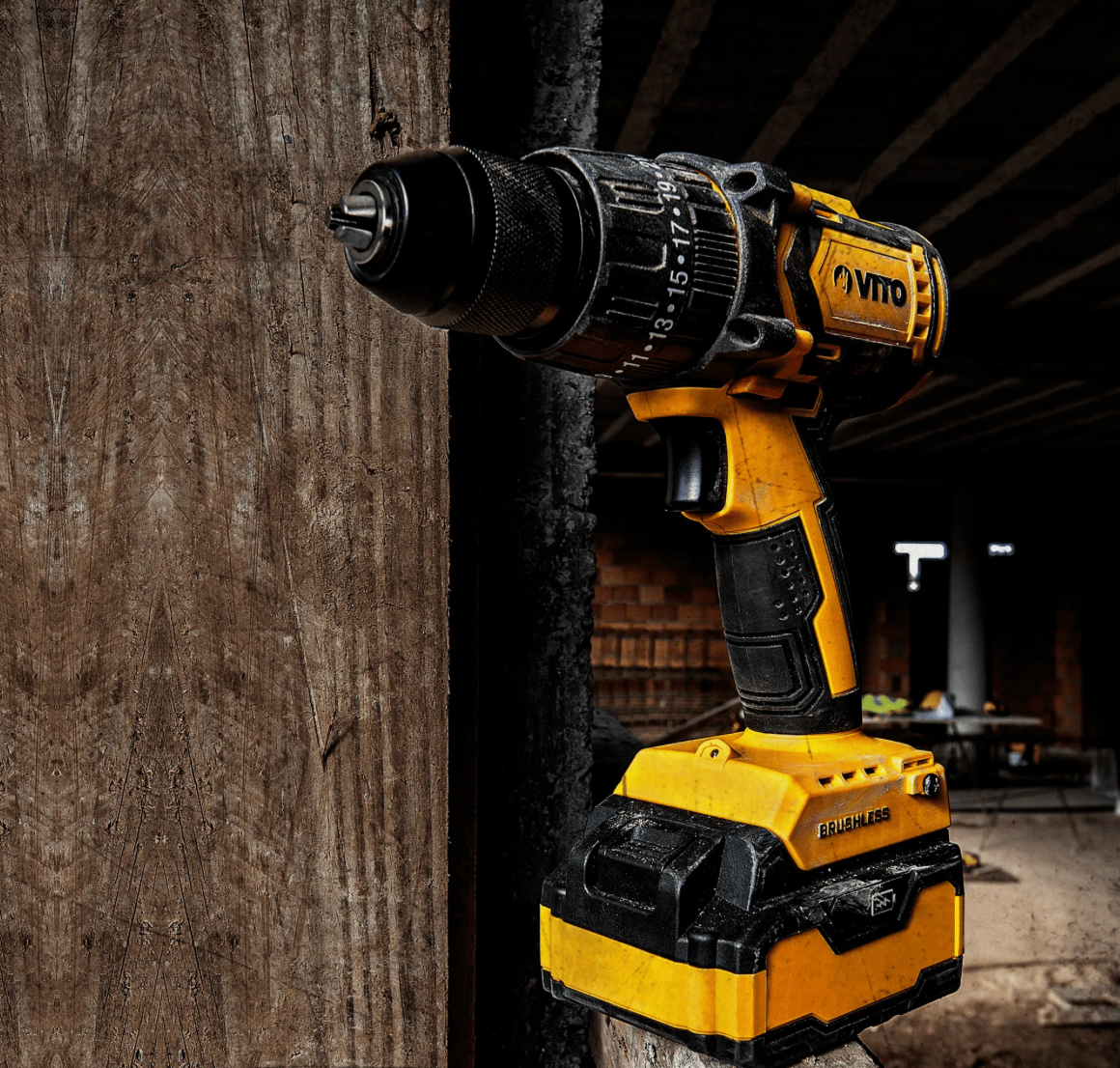 Taladro Atornillador Percutor Brushless 20V – 2 Baterías 4.0Ah + Kit 17 Piezas