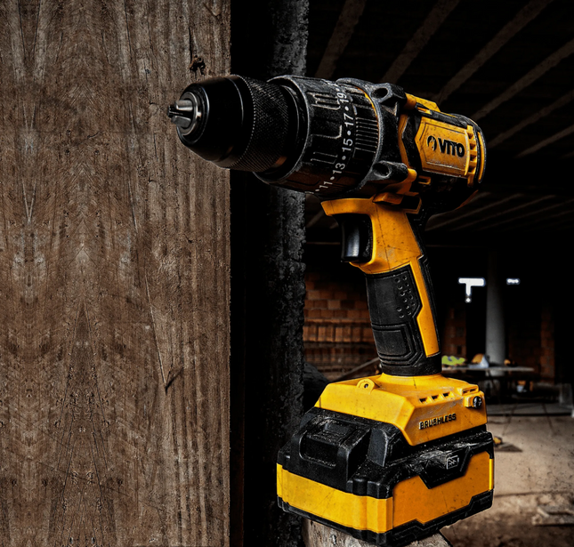 Taladro Atornillador Percutor Brushless 20V – 2 Baterías 4.0Ah + Kit 17 Piezas