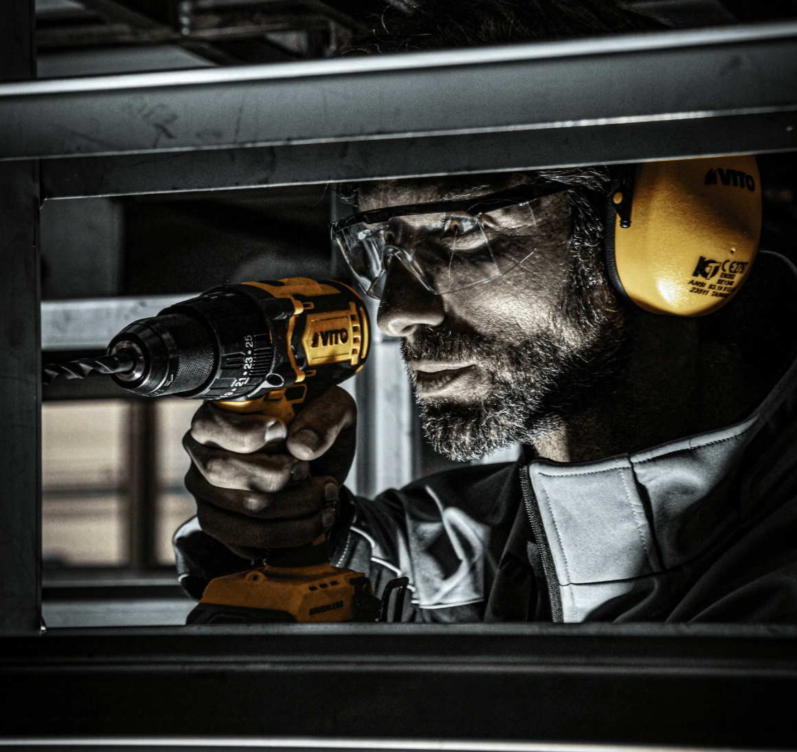 Taladro Atornillador Percutor Brushless 20V – 2 Baterías 4.0Ah + Kit 17 Piezas